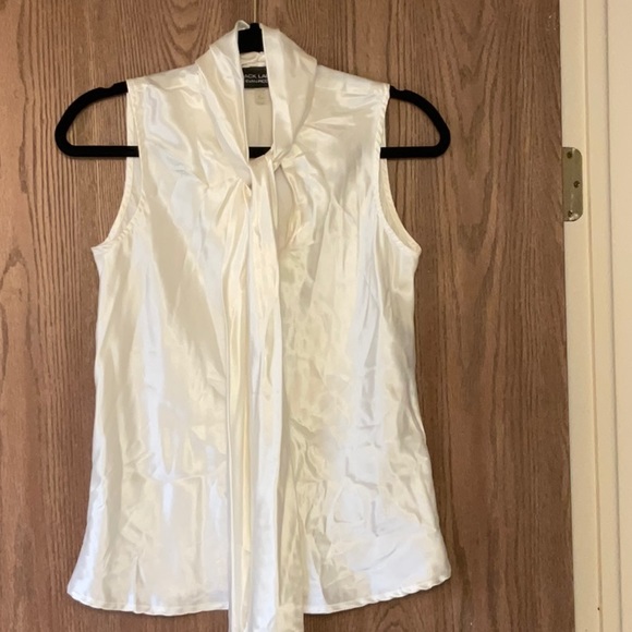 Black Label Sleeveless Blouse - Picture 5 of 5